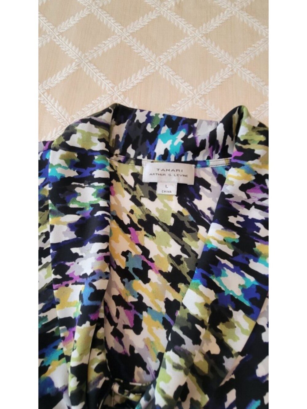 Tahari Women's Blouse L Sleeveless Abstract Herringbone Multi Color Scarf Collar